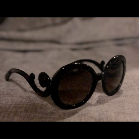 Prada sunglasses! Like new! - Picture 2 of 3